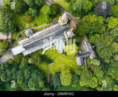 Au-dessus de la cathédrale de Llandaff depuis un drone, Cardiff, Pembrokeshire, pays de Galles, Angleterre, Europe Banque D'Images