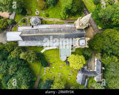 Au-dessus de la cathédrale de Llandaff depuis un drone, Cardiff, Pembrokeshire, pays de Galles, Angleterre, Europe Banque D'Images