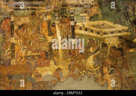 (140807) -- MAHARASHTRA, 7 août 2014 -- des peintures murales sont vues à l'intérieur des grottes d'Ajanta, Aurangabad, Maharashtra de l'Inde, 7 août 2014. Les grottes d'Ajanta ont été inscrites au patrimoine mondial de l'UNESCO en 1983. Les peintures et sculptures d'Ajanta sont considérés comme des chefs-d'œuvre de l'art religieux bouddhiste. (Zjy) INDIA-MAHARASHTRA-HERITAGE-AJANTA GROTTES ZhengxHuansong PUBLICATIONxNOTxINxCHN Maharashtra août 7 2014 les peintures murales sont des lacs à l'intérieur des grottes d'Ajanta Aurangabad Maharashtra de l'Inde août 7 2014 les grottes d'Ajanta ont été inscrites au patrimoine mondial de l'UNESCO en 1983 les peintures et le Scul Banque D'Images