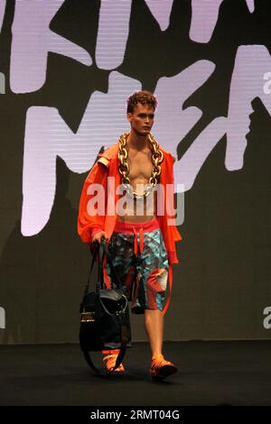 COPENHAGUE, 7 août 2014 -- Un mannequin présente une création du designer danois Nicholas Nybro pendant la semaine de la mode de Copenhague en cours à Copenhague, Danemark, le 7 août 2014.) DENMARK-COPENHAGEN-FASHION WEEK WuxBo PUBLICATIONxNOTxINxCHN Copenhague août 7 2014 un modèle présente une création de designers danois Nicholas pendant la semaine de la mode de Copenhague en cours à Copenhague Danemark août 7 2014 Danemark semaine de la mode de Copenhague PUBLICATIONxNOTxINxCHN Banque D'Images