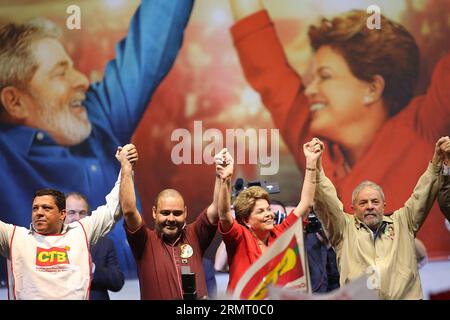 SAO PAULO, le 7 août 2014 -- la présidente brésilienne Dilma Rousseff (2e R) et l'ancien président brésilien Luiz Inacio Lula da Silva (1e R) se tiennent la main lors d'un événement de campagne à Sao Paulo, au Brésil, le 7 août 2014. Le Brésil tiendra des élections présidentielles en octobre. ) BRÉSIL-SAO PAULO-CAMPAGNE ÉLECTORALE PRÉSIDENTIELLE RahelxPatrasso PUBLICATIONxNOTxINxCHN Sao Paulo août 7 2014 Présidente brésilienne Dilma Rousseff 2e r et ancien Président du Brésil Luiz Inacio Lula il Silva 1e r tenir la main lors d'un événement de campagne à Sao Paulo Brésil LE 7 2014 août Brésil tiendra L'ÉLECTION présidentielle en octobre Bra Banque D'Images