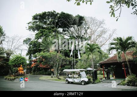 Une voiturette de golf vide ou une voiture buggy ou une navette garée dans la zone de villégiature à Bali, Indonésie Banque D'Images