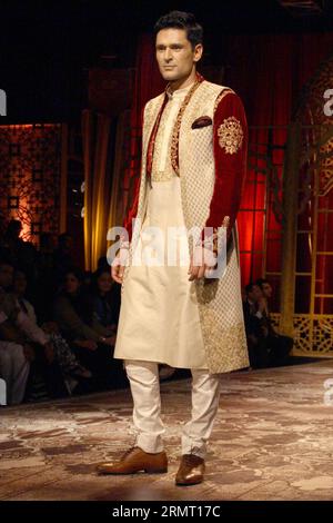 Un modèle présente la création du designer Raghavendra Rathore lors de la BMW India Bridal Fashion week 2014 à New Delhi, Inde, le 8 août 2014. ) INDE-NOUVEAU DELHI-DÉFILÉ DE MODE parthaxsarkar PUBLICATIONxNOTxINxCHN un modèle affiche designers Rathore S création pendant BMW India Bridal Fashion week 2014 à New Delhi Inde août 8 2014 Inde New Delhi Fashion Show ParthaxSarkar PUBLICATIONxNOTxINxCHN Banque D'Images