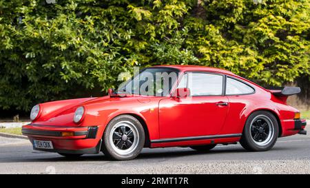 Whittlebury,Northants,UK -Aug 27th 2023 : 1982 voiture rouge Porsche 911 voyageant sur une route de campagne anglaise Banque D'Images