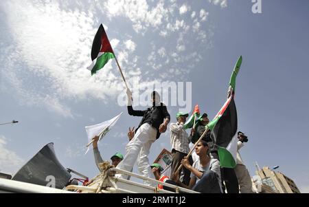 (140809) -- SANAA, 9 août 2014 -- des manifestants yéménites brandissent des drapeaux palestiniens lors d'une manifestation contre l'offensive israélienne sur la bande de Gaza à Sanaa, Yémen, le 9 août 2014. Des dizaines de milliers de manifestants sont descendus dans la rue à Sanaa condamnant l offensive israélienne sur la bande de Gaza qui a tué plus de 1 900 Palestiniens, pour la plupart des civils, et blessé quelque 10 000 au cours des quatre dernières semaines. YÉMEN-SANAA-PRO-PALESTINIEN-MANIFESTATION MohammedxMohammed PUBLICATIONxNOTxINxCHN Sanaa août 9 2014 des manifestants yéménites agitent des drapeaux PALESTINIENS lors d'une manifestation contre l'offensive israélienne SUR la bande de Gaza à Sanaa Yémen O Banque D'Images