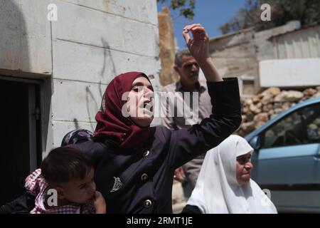 (140809) -- HÉBRON, 9 août 2014 -- Un parent du civil palestinien Nader Driss se plaint lors de ses funérailles dans la ville de Hébron en Cisjordanie, le 9 août 2014. Nader Driss a été tué par des soldats israéliens lors d'un affrontement vendredi. MIDEAST-PALESTINE-CISJORDANIE-HÉBRON-FUNÉRAILLES MamounxWazwaz PUBLICATIONxNOTxINxCHN Hebron août 9 2014 un parent du civil PALESTINIEN Nader Driss sympathise lors de ses funérailles dans la ville de CISJORDANIE de Hébron LE 9 2014 août Nader Driss ce qui A ÉTÉ TUÉ par des soldats israéliens au cours d'un affrontement vendredi Mideast Palestine Rive OCCIDENTALE funérailles PUBLICATIONxNOxNOTxNon WEST Bank Funeral Palestine Banque D'Images