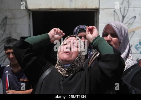 (140809) -- HÉBRON, 9 août 2014 -- Un parent du civil palestinien Nader Driss se plaint lors de ses funérailles dans la ville de Hébron en Cisjordanie, le 9 août 2014. Nader Driss a été tué par des soldats israéliens lors d'un affrontement vendredi. MIDEAST-PALESTINE-CISJORDANIE-HÉBRON-FUNÉRAILLES MamounxWazwaz PUBLICATIONxNOTxINxCHN Hebron août 9 2014 un parent du civil PALESTINIEN Nader Driss sympathise lors de ses funérailles dans la ville de CISJORDANIE de Hébron LE 9 2014 août Nader Driss ce qui A ÉTÉ TUÉ par des soldats israéliens au cours d'un affrontement vendredi Mideast Palestine Rive OCCIDENTALE funérailles PUBLICATIONxNOxNOTxNon WEST Bank Funeral Palestine Banque D'Images