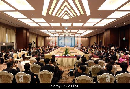 (140810) -- NAY PYI TAW, 10 août 2014 -- la réunion des ministres des Affaires étrangères du 4e Sommet de l'Asie de l'est (EAS) se tient au Myanmar International Convention Center (MICC) à Nay Pyi Taw, Myanmar, le 10 août 2014.) (djj) MYANMAR-NAY PYI TAW-EAS-RÉUNION DES MINISTRES DES AFFAIRES ÉTRANGÈRES UxAung PUBLICATIONxNOTxINxCHN Nay Pyi Taw août 10 2014 le 4e Sommet de l'Asie de l'est la réunion des ministres des Affaires étrangères de l'EAS EST un héros AU Myanmar International Convention Center à Nay Pyi Taw Myanmar août 10 2014 Myanmar Nay Pyi Taw EAS Réunion des ministres des Affaires étrangères PUBLICATIONxCHN Banque D'Images