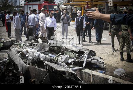 (140810) -- TÉHÉRAN, 10 août 2014 -- l'épave d'un avion est vue près de Téhéran, Iran, le 10 août 2014. Un avion de passagers s est écrasé à la périphérie de Téhéran, la capitale de l Iran, dimanche matin, tuant les 48 personnes à bord, a rapporté IRINN TV. Ahmad) IRAN-TÉHÉRAN-AVION CARSH AhmadxHalabisaz PUBLICATIONxNOTxINxCHN TÉHÉRAN août 10 2014 épave d'un avion EST Lakes près de TÉHÉRAN Iran LE 10 2014 août un avion de passager s'est écrasé À la périphérie de la capitale iranienne TÉHÉRAN dimanche matin tuant toutes les 48 célébrités À bord de la télévision d'État Ahmad Iran TEHRAN plane AhmadxHalabisaz PUBLICATIONxN Banque D'Images