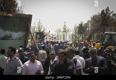 (140810) -- TÉHÉRAN, 10 août 2014 -- des soldats et des gardes de sécurité iraniens se tiennent autour de l'épave d'un avion qui s'est écrasé près de Téhéran, en Iran, le 10 août 2014. Un avion de passagers s est écrasé à la périphérie de Téhéran, la capitale de l Iran, dimanche matin, tuant les 48 personnes à bord, a rapporté IRINN TV. Ahmad) IRAN-TÉHÉRAN-AVION CARSH AhmadxHalabisaz PUBLICATIONxNOTxINxCHN TÉHÉRAN août 10 2014 des soldats iraniens et des gardes de sécurité se tiennent autour de l'épave d'un avion qui s'est écrasé près de TÉHÉRAN Iran Iran Iran LE 10 2014 août un avion passager s'est écrasé À la périphérie de la capitale iranienne TÉHÉRAN dimanche Mo Banque D'Images