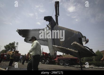 (140810) -- TÉHÉRAN, 10 août 2014 -- l'épave d'un avion qui s'est écrasé près de Téhéran est récupérée par des sauveteurs le 10 août 2014. Un avion de passagers s'est écrasé à la périphérie de Téhéran, la capitale iranienne, dimanche matin, tuant les 48 personnes à bord, a rapporté IRINN TV. IRAN-TÉHÉRAN-AVION CARSH AhmadxHalabisaz PUBLICATIONxNOTxINxCHN TÉHÉRAN août 10 2014 l'épave d'un avion qui s'est écrasé près de TÉHÉRAN EST ramassée par Rescue LE 10 2014 août un avion passager s'est écrasé À la périphérie de la capitale iranienne TÉHÉRAN dimanche matin tuant toutes les 48 célébrités SUR Board State TV rapporté ira Banque D'Images