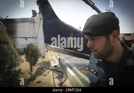 (140810) -- TÉHÉRAN, 10 août 2014 -- un soldat iranien passe devant l'épave d'un avion qui s'est écrasé près de Téhéran, Iran, le 10 août 2014. Un avion de passagers s est écrasé à la périphérie de Téhéran, la capitale de l Iran, dimanche matin, tuant les 48 personnes à bord, a rapporté IRINN TV. Ahmad) IRAN-TÉHÉRAN-AVION CARSH AhmadxHalabisaz PUBLICATIONxNOTxINxCHN TÉHÉRAN 10 2014 août à Iranian Soldier Pass l'épave d'un avion qui s'est écrasé près de TÉHÉRAN Iran Iran Iran LE 10 2014 août un avion passager s'est écrasé À la périphérie de la capitale iranienne TÉHÉRAN dimanche matin tuant les 48 célébrités à bord de Stat Banque D'Images