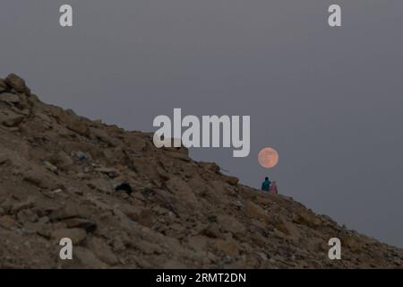 (140810) -- LE CAIRE, 10 août 2014 -- un couple égyptien marche au sommet d'une colline lorsque la Supermoon se lève au Caire, en Égypte, le 10 août 2014. La superlune, techniquement connue sous le nom de lune périgée, apparaît lorsque la lune est la plus proche de la Terre dans son orbite, ce qui la rend beaucoup plus grande et plus lumineuse que d'habitude. ÉGYPTE-CAIRE-SUPERMOON BuxDuomen PUBLICATIONxNOTxINxCHN Caire août 10 2014 COUPLE égyptien marche au sommet d'une colline quand la Super Lune se lève au Caire Égypte août 10 2014 la Super Lune techniquement connue sous le nom de Perigee Lune apparaît quand la Lune EST dans son plus proche de la Terre dans son orbite IT Banque D'Images