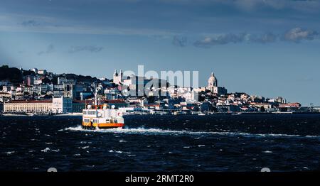 Skyline de Lisbonne avec ferry vu de Cacilhas à Almada, Portugal. Banque D'Images