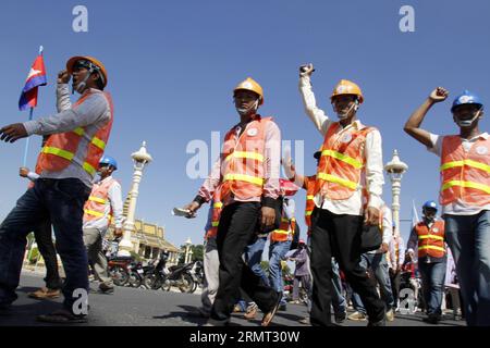 (140812) -- PHNOM PENH, 12 août 2014 -- les gens défilent dans les rues de Phnom Penh, Cambodge, 12 août 2014. Environ 200 militants syndicaux et des droits humains ont défilé dans les rues mardi pour marquer la 15e Journée internationale de la jeunesse, défiant l interdiction de marcher dans la municipalité de Phnom Penh. ) CAMBODGE-PHNOM PENH-MARS-JOURNÉE INTERNATIONALE DE LA JEUNESSE Sovannara PUBLICATIONxNOTxINxCHN Phnom Penh août 12 2014 célébrités marchent dans les rues de Phnom Penh Cambodge août 12 2014 environ 200 militants syndicaux et des droits humains ont défilé dans les rues mardi pour marquer la 15e Journée internationale de la jeunesse défiant Banque D'Images