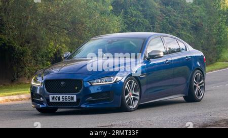 Whittlebury,Northants,UK -27 août 2023 : 2016 Jaguar XE r-sport bleu voyageant sur une route de campagne anglaise Banque D'Images