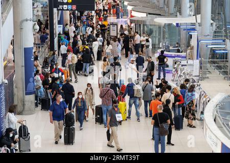 Bangkok, Thaïlande - 2 septembre 2023 : les passagers asiatiques et européens arrivent à l'aéroport de suvarnabhumi pour voyager en thaïlande. Banque D'Images