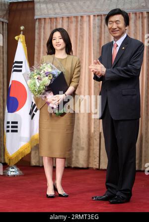 (140813) -- SÉOUL, le 13 août 2014 -- l'actrice sud-coréenne Lee Young-ae (L), ambassadrice de bonne volonté pour le Sommet commémoratif ASEAN-Corée du Sud 2014, assiste à une cérémonie avec le ministre sud-coréen des Affaires étrangères Yun Byung-se à Séoul le 13 août 2014.) CORÉE DU SUD-SÉOUL-LEE YOUNG-AE ParkxJin-hee PUBLICATIONxNOTxINxCHN Séoul août 13 2014 l'actrice sud-coréenne Lee Young AE l Ambassadeur de bonne volonté pour l'ASEAN Sommet commémoratif de Corée du Sud 2014 assiste à une cérémonie avec les ministres sud-coréens des Affaires étrangères Yun Byung se à Séoul août 13 2014 Corée du Sud Séoul Lee Young AE Hee PUBLICATIONxNOTxINxCHN Banque D'Images