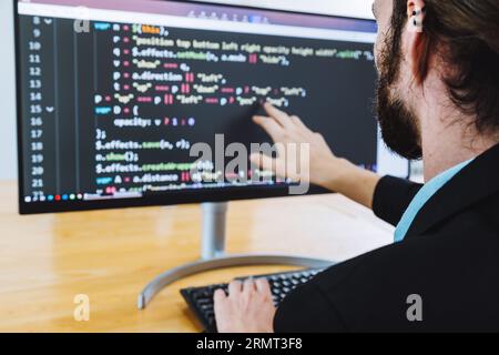 Programmeur de développement professionnel programmant un logiciel de jeu ou développant un code pour acheter en ligne un réseau de système de sécurité de données financières travaillant à Banque D'Images
