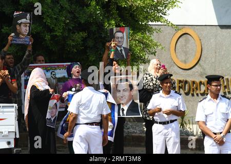 (140813) -- LE CAIRE, 13 août 2014 -- les partisans de l'ancien président égyptien Hosni Moubarak se réunissent pour lui montrer leur soutien devant l'hôpital militaire Maadi au Caire, Égypte, le 13 août 2014. L'ancien président égyptien Hosni Moubarak a déclaré mercredi devant le tribunal qu'il n'avait donné aucun ordre de tuer des manifestants lors du soulèvement populaire de 2011 contre son règne de longue date, a rapporté Nile TV d'État. (srb) EGYPTE-CAIRE-MOUBARAK-TRIAL AhmedxGomaa PUBLICATIONxNOTxINxCHN le Caire août 13 2014 les partisans de l'ancien président égyptien Hosni Moubarak se réunissent pour LUI montrer leur soutien devant Maadi Military Ho Banque D'Images