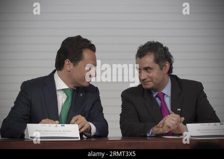 (140813) -- MEXICO, 13 août 2014 -- le directeur général de Mexican Petroleums (PEMEX, pour son acronyme en espagnol), Emilio Lozoya Austin (L), et le directeur général de la Commission fédérale de l’électricité (CFE, pour son acronyme en espagnol), Enrique Ochoa Reza, participent à la présentation du cycle zéro et un de la réforme énergétique, au Musée technologique de la CFE, à Mexico, capitale du Mexique, le 13 août 2014. Le gouvernement mexicain a annoncé mercredi que PEMEX serait exclusivement destiné à l'exploration et à l'exploitation du pétrole, selon la presse locale. Alejandro Ayala) MEX Banque D'Images