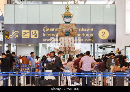 Bangkok, Thaïlande - 9 septembre 2023 : les voyageurs en Inde et en asie sont en file d'attente pour s'enregistrer au comptoir de la compagnie aérienne pour voyager en thaïlande. Banque D'Images