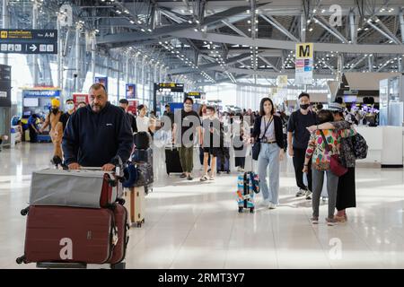 Bangkok, Thaïlande - 9 septembre 2023 : les voyageurs routards d'europe et d'asie arrivent à l'aéroport de suvarnabhumi pour voyager en thaïlande. Banque D'Images