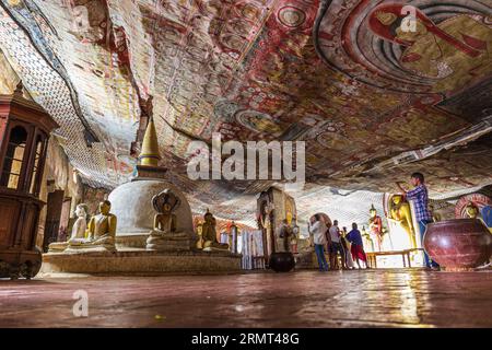 DAMBULLA, SRI LANKA - 5 JANVIER 2014 : grotte à Dambulla, Sri Lanka. Temple de grotte sous un vaste rocher en surplomb. Banque D'Images