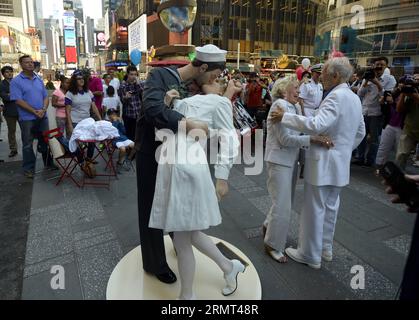 (140814) -- NEW YORK, 14 août 2014 -- des personnes participent à la cérémonie de dévoilement de la statue de Times Square Kiss à New York, aux États-Unis, le 14 août 2014. Une statue de six pieds de haut représentant le légendaire baiser de Times Square a été dévoilée à Times Square pour célébrer la victoire sur le Japon et marquer jeudi le 69e anniversaire de la fin de la Seconde Guerre mondiale. US-NEW YORK-TIMES SQUARE KISS STATUE-DÉVOILEMENT CÉRÉMONIE WangxLei PUBLICATIONxNOTxINxCHN New York août 14 2014 des célébrités participent à la cérémonie de dévoilement de la statue Times Square Kiss à New York aux États-Unis LE 14 2014 août a Banque D'Images