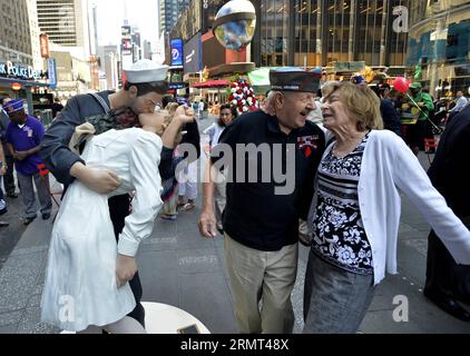 (140814) -- NEW YORK, 14 août 2014 -- Un vétéran embrasse sa femme lors de la cérémonie de dévoilement de la statue de Times Square Kiss à New York, aux États-Unis, le 14 août 2014. Une statue de six pieds de haut représentant le légendaire baiser de Times Square a été dévoilée à Times Square pour célébrer la victoire sur le Japon et marquer jeudi le 69e anniversaire de la fin de la Seconde Guerre mondiale. US-NEW YORK-TIMES SQUARE KISS CÉRÉMONIE DE DÉVOILEMENT DE LA STATUE WangxLei PUBLICATIONxNOTxINxCHN New York août 14 2014 un vétéran embrasse sa femme lors de la cérémonie de dévoilement de la statue de Times Square Kiss à New York aux États-Unis Banque D'Images