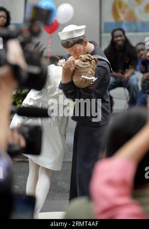 (140814) -- NEW YORK, 14 août 2014 -- des personnes participent à la cérémonie de dévoilement de la statue de Times Square Kiss à New York, aux États-Unis, le 14 août 2014. Une statue de six pieds de haut représentant le légendaire baiser de Times Square a été dévoilée à Times Square pour célébrer la victoire sur le Japon et marquer jeudi le 69e anniversaire de la fin de la Seconde Guerre mondiale. US-NEW YORK-TIMES SQUARE KISS STATUE-DÉVOILEMENT CÉRÉMONIE WangxLei PUBLICATIONxNOTxINxCHN New York août 14 2014 des célébrités participent à la cérémonie de dévoilement de la statue Times Square Kiss à New York aux États-Unis LE 14 2014 août a Banque D'Images