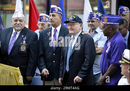 (140814) -- NEW YORK, 14 août 2014 -- des vétérans participent à la cérémonie de dévoilement de la statue de Times Square Kiss à New York, aux États-Unis, le 14 août 2014. Une statue de six pieds de haut représentant le légendaire baiser de Times Square a été dévoilée à Times Square pour célébrer la victoire sur le Japon et marquer jeudi le 69e anniversaire de la fin de la Seconde Guerre mondiale. US-NEW YORK-TIMES SQUARE KISS CÉRÉMONIE DE DÉVOILEMENT DE LA STATUE WangxLei PUBLICATIONxNOTxINxCHN New York août 14 2014 des vétérans participent à la cérémonie de dévoilement de la statue de Times Square Kiss à New York aux États-Unis LE 14 2014 août a Banque D'Images