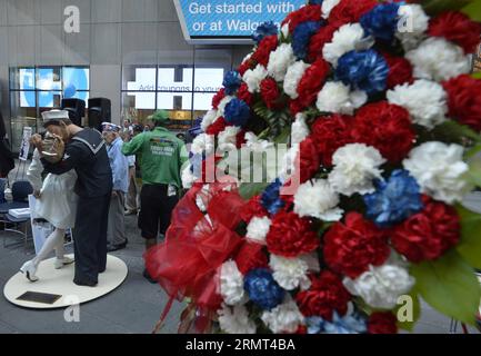 (140814) -- NEW YORK, 14 août 2014 -- des personnes participent à la cérémonie de dévoilement de la statue de Times Square Kiss à New York, aux États-Unis, le 14 août 2014. Une statue de six pieds de haut représentant le légendaire baiser de Times Square a été dévoilée à Times Square pour célébrer la victoire sur le Japon et marquer jeudi le 69e anniversaire de la fin de la Seconde Guerre mondiale. US-NEW YORK-TIMES SQUARE KISS STATUE-DÉVOILEMENT CÉRÉMONIE WangxLei PUBLICATIONxNOTxINxCHN New York août 14 2014 des célébrités participent à la cérémonie de dévoilement de la statue Times Square Kiss à New York aux États-Unis LE 14 2014 août a Banque D'Images