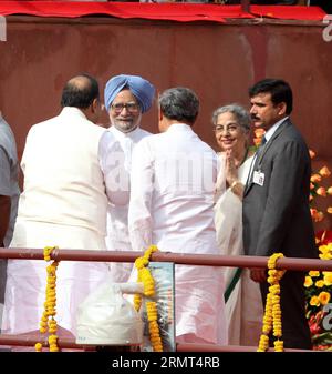 (140815) -- NEW DELHI, 15 août 2014 -- ancien premier ministre indien Manmohan Singh (2e L) et son épouse Gursharan Kaur échangent leurs salutations avec le ministre indien de la Défense Arun Jaitley (à gauche) après avoir entendu le discours du nouveau Premier ministre indien Narendra Modi (invisible) prononcé depuis le fort Rouge le 68e jour de l’indépendance indienne, à New Delhi, en Inde, le 15 août 2014. L'Inde commémore vendredi son indépendance en 1947 de la domination coloniale britannique. ) INDE-NEW DELHI-INDEPENDANCE DAY-SINGH ParthaxSarkar PUBLICATIONxNOTxINxCHN New Delhi août 15 2014 ancien Premier ministre indien Manmohan Singh 2nd l and Banque D'Images