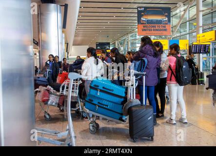 Londres, Royaume-Uni. 30 août 2023. Les perturbations des voyages à Heathrow en tant que pépin INFORMATIQUE le 27 août font que de nombreux passagers sont bloqués en Europe et à la maison avec des avions aux mauvais endroits. Crédit : Mark Thomas/Alamy Live News Banque D'Images