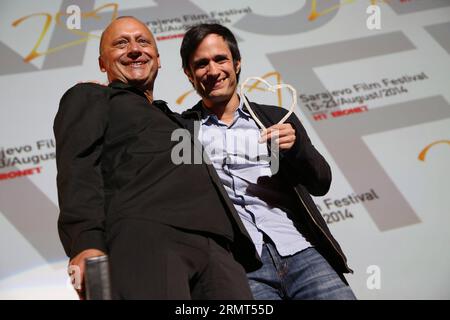 (140815) -- SARAJEVO, 15 août 2014 -- Mirsad Purivatra(L), directeur du Festival du film de Sarajevo, décerne à l'acteur et réalisateur mexicain Gael Garcia Bernal le prix d'honneur du cœur de Sarajevo lors de la cérémonie d'ouverture du 20e Festival du film de Sarajevo, en Bosnie-Herzégovine, le 15 août 2014. Le 20e Festival du film de Sarajevo a ouvert ses portes vendredi. ) BOSNIE-HERZÉGOVINE-SARAJEVO FILM FESTIVAL HarisxMemija PUBLICATIONxNOTxINxCHN Sarajevo août 15 2014 l Directeur du Festival du film de Sarajevo Prix l'acteur et réalisateur MEXICAIN Gael Garcia Bernal avec le cœur d'honneur de Sarajevo À l'Op Banque D'Images