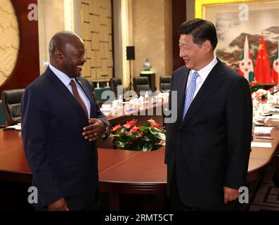 (140816) -- NANJING, le 16 août 2014 -- le président chinois Xi Jinping (R) rencontre le président du Burundi Pierre Nkurunziza à Nanjing, capitale de la province du Jiangsu de l'est de la Chine, le 16 août 2014.) (zkr) YOG-CHINA-XI JINPING-BURUNDI-PIERRE NKURUNZIZA-MEETING(CN) PangxXinglei PUBLICATIONxNOTxINxCHN Nanjing août 16 2014 le président chinois Xi Jinping r rencontre le président du Burundi Pierre Nkurunziza à Nanjing capitale de la Chine orientale S Jiangsu province août 16 2014 CCR YOG Chine Xi Jinping Burundi Réunion CN PangxIONXICN BLINXINXICN Banque D'Images