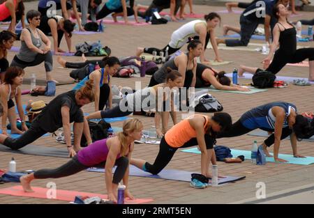 (140816) -- VANCOUVER, le 16 août 2014 -- les gens participent au Yogathon 2014 à Vancouver, Canada, le 16 août 2014. Des participants de 46 villes du monde entier se sont réunis ici samedi pour participer au Yogathon 2014 afin de recueillir des fonds pour l éducation des enfants. ) CANADA-VANCOUVER-YOGA SergeixBachlakov PUBLICATIONxNOTxINxCHN Vancouver août 16 2014 célébrités participent au 2014 à Vancouver Canada août 16 2014 participants de 46 VILLES du monde entier se sont réunis ici pour se joindre au 2014 pour amasser des fonds pour l'éducation des enfants samedi Canada Vancouver Yoga PUBLICATIONxNOTxINxCHN Banque D'Images