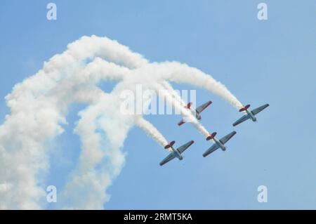 (140817) -- CHICAGO, -- l'équipe AeroShell Aerobatic se produit lors du 56e salon annuel de l'air et de l'eau de Chicago à Chicago, aux États-Unis, le 16 août 2014. Le Chicago Air and Water Show est le plus grand spectacle gratuit du genre aux États-Unis. Le spectacle de deux jours a commencé samedi. ) (Lyi) US-CHICAGO-AIR ET SPECTACLE AQUATIQUE Shaoli PUBLICATIONxNOTxINxCHN Chicago Aero Shell Aerobatic Team se produit lors du 56e salon annuel de l'air et de l'eau de Chicago à Chicago aux États-Unis août 16 2014 le Chicago Air and Water Show EST le plus grand spectacle gratuit de son enfant aux États-Unis les deux le Day Show a commencé Banque D'Images