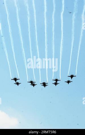 (140817) -- JAKARTA, le 17 août 2014 -- des avions de l'armée de l'air indonésienne se produisent lors d'une célébration du 69e anniversaire de l'indépendance du pays au palais présidentiel de Jakarta, Indonésie, le 17 août 2014.) INDONÉSIE-JAKARTA-69E JOUR DE L'INDÉPENDANCE AGUNGXKUNCAHYAXB. PUBLICATIONxNOTxINxCHN Jakarta août 17 2014 Jets de l'armée de l'air indonésienne se produisent lors d'une célébration du 69e anniversaire de l'indépendance du pays AU Palais présidentiel de Jakarta Indonésie août 17 2014 Indonésie Jakarta 69e jour de l'indépendance PUBLICATIONxNOTxINxCHN Banque D'Images