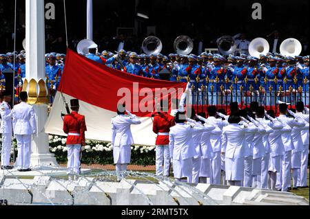 (140817) -- JAKARTA, le 17 août 2014 -- des escouades indonésiennes saluent le drapeau national lors d'une célébration du 69e anniversaire de l'indépendance du pays au palais présidentiel de Jakarta, Indonésie, le 17 août 2014.) INDONÉSIE-JAKARTA-69E JOUR DE L'INDÉPENDANCE AGUNGXKUNCAHYAXB. PUBLICATIONxNOTxINxCHN Jakarta août 17 2014 les escouades indonésiennes de levée de drapeau saluent le drapeau national lors d'une célébration du 69e anniversaire de l'indépendance du pays AU Palais présidentiel de Jakarta Indonésie août 17 2014 Indonésie Jakarta 69e jour de l'indépendance PUBLICATIONxNOTxINxCHN Banque D'Images