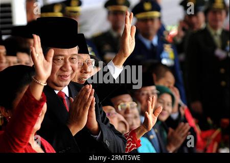 (140817) -- JAKARTA, 17 août 2014 -- le président indonésien Susilo Bambang Yudhoyono, après une célébration du 69e anniversaire de l indépendance du pays au palais présidentiel de Jakarta, Indonésie, le 17 août 2014.) INDONÉSIE-JAKARTA-69E JOUR DE L'INDÉPENDANCE AGUNGXKUNCAHYAXB. PUBLICATIONxNOTxINxCHN Jakarta août 17 2014 le Président indonésien Susilo Bambang Yudhoyono fait des gestes après une célébration du 69e anniversaire de l'indépendance du pays AU Palais présidentiel de Jakarta Indonésie août 17 2014 Indonésie Jakarta 69e jour de l'indépendance PUBLICATIONxNOTxINxCHN Banque D'Images