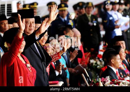 (140817) -- JAKARTA, 17 août 2014 -- le président indonésien Susilo Bambang Yudhoyono, après une célébration du 69e anniversaire de l indépendance du pays au palais présidentiel de Jakarta, Indonésie, le 17 août 2014.) INDONÉSIE-JAKARTA-69E JOUR DE L'INDÉPENDANCE AGUNGXKUNCAHYAXB. PUBLICATIONxNOTxINxCHN Jakarta août 17 2014 le Président indonésien Susilo Bambang Yudhoyono fait des gestes après une célébration du 69e anniversaire de l'indépendance du pays AU Palais présidentiel de Jakarta Indonésie août 17 2014 Indonésie Jakarta 69e jour de l'indépendance PUBLICATIONxNOTxINxCHN Banque D'Images