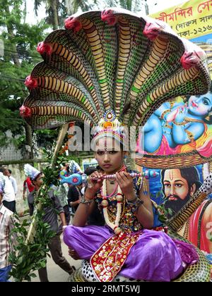 (140817) -- DHAKA, 17 août 2014 -- Un enfant bangladais habillé en Dieu hindou Krisna participe au festival Krishna Janmashtami à Dhaka, Bangladesh, le 17 août 2014. Le festival, qui marque la naissance du Seigneur Krishna, est célébré dans tout le Bangladesh dimanche. BANGLADESH-DHAKA-KRISHNA JANMASHTAMI FESTIVAL SharifulxIslam PUBLICATIONxNOTxINxCHN Dhaka août 17 2014 un enfant bangladais habillé en Dieu hindou Krisna participe au Festival Krishna Janmashtami à Dhaka Bangladesh août 17 2014 le Festival qui marque la naissance du Seigneur Krishna EST célébré à travers le Bangladesh le dimanche Ba Banque D'Images