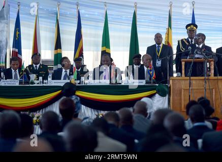 (140817) -- VICTORIA FALLS, le 17 août 2014 -- le président zimbabwéen Robert Mugabe prend la parole lors du 34e Sommet des chefs d'État et de gouvernement de la Communauté de développement de l'Afrique australe (SADC) à Victoria Falls, au nord du Zimbabwe, le 17 août 2014. La réunion s'est ouverte ici dimanche.) (Dzl) ZIMBABWE-VICTORIA FALLS-SADC-SUMMIT WangxBo PUBLICATIONxNOTxINxCHN Victoria Falls août 17 2014 le président zimbabwéen Robert Mugabe prend la parole lors du 34e Sommet de la Communauté de développement de l'Afrique australe chefs d'État et de gouvernement de la SADC à Victoria Falls Nord Zimbabwe août 17 2014 la réunion s'est ouverte ici Sunda Banque D'Images