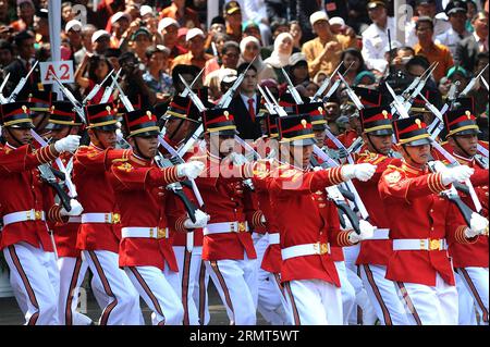 (140817) -- JAKARTA, le 17 août 2014 -- les escouades d honneur du président indonésien défilent lors d une célébration du 69e anniversaire de l indépendance du pays au palais présidentiel de Jakarta, Indonésie, le 17 août 2014.) INDONÉSIE-JAKARTA-69E JOUR DE L'INDÉPENDANCE AGUNGXKUNCAHYAXB. PUBLICATIONxNOTxINxCHN Jakarta août 17 2014 les escouades d'honneur du Président indonésien défilent lors d'une célébration du 69e anniversaire de l'indépendance du pays AU Palais présidentiel de Jakarta Indonésie août 17 2014 Indonésie Jakarta 69e jour de l'indépendance PUBLICATIONxNOTxINxCHN Banque D'Images