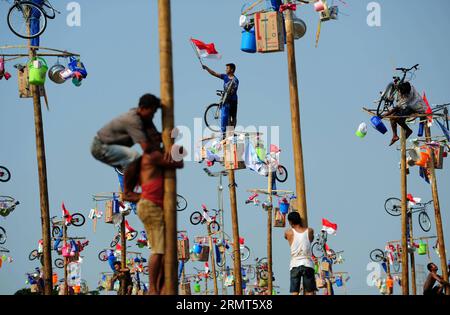 (140817) -- JAKARTA, 17 août 2014 -- des hommes indonésiens participent à une compétition d'escalade de perche graissée dans le cadre des célébrations du jour de l'indépendance sur la plage d'Ancol à Jakarta, Indonésie, le 17 août 2014. L'Indonésie a célébré dimanche le 69e anniversaire de son indépendance de la domination néerlandaise. ) INDONESIA-JAKARTA-INDEPENDANCE DAY-CELEBRATION Zulkarnain PUBLICATIONxNOTxINxCHN Jakarta août 17 2014 les hommes indonésiens participent à une compétition d'escalade de poteaux graissés dans le cadre des célébrations de la fête de l'indépendance SUR la plage d'Ancol à Jakarta Indonésie août 17 2014 l'Indonésie a marqué le 69e anniversaire de l'ITS Banque D'Images