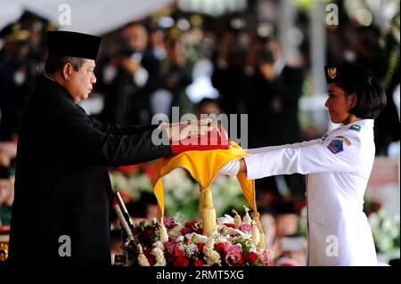 (140817) -- JAKARTA, 17 août 2014 -- le président indonésien Susilo Bambang Yudhoyono (à gauche) remet le drapeau national à un membre des escadrons de levée de drapeau lors de la célébration du 69e anniversaire de l indépendance du pays au palais présidentiel de Jakarta, Indonésie, le 17 août 2014.) INDONÉSIE-JAKARTA-69E JOUR DE L'INDÉPENDANCE AGUNGXKUNCAHYAXB. PUBLICATIONxNOTxINxCHN Jakarta août 17 2014 le président indonésien Susilo Bambang Yudhoyono donne le drapeau national à un membre des escouades de levée de drapeau lors d'une célébration du 69e anniversaire de l'indépendance du pays AU Palais présidentiel à Jakarta Banque D'Images