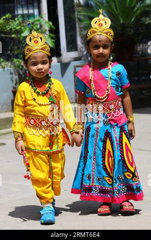 (140818) -- LALITPUR, 18 août 2014 -- des enfants déguisés en Seigneur Krishna et Radha participent à la célébration de Krishna Puja après Janmasthami à Lalitpur, Népal, le 18 août 2014. Les dévots chantent des bhajans et offrent des prières dans les rues anciennes et visitent les temples de Krishna pendant la célébration de Krishna Puja. )(zhf) NÉPAL-LALITPUR-FESTIVAL-KRISHNA SunilxSharma PUBLICATIONxNOTxINxCHN Lalitpur août 18 2014 les enfants déguisés en Seigneur Krishna et Radha participent à la célébration Krishna Puja après Janmasthami à Lalitpur Népal août 18 2014 les dévots chantent et OFFRENT DES prières dans les rues anciennes et visitent Kris Banque D'Images