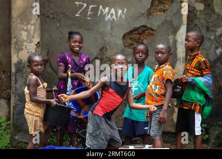 Des enfants jouent à côté d’un robinet à Kenema, à l’est de la Sierra Leone, le 18 août 2014. Miatta Kargbo, ministre de la Santé et de l'assainissement de la Sierra Leone, a déclaré qu'environ 90 pour cent des cas d'Ebola en Sierra Leone se trouvaient dans les districts de Kenema et de Kailahun. La tâche principale est de réduire les nouveaux cas dans les deux districts et d'améliorer le traitement médical dans les zones où une épidémie potentielle d'Ebola pourrait survenir dans les semaines à venir. (Zjy) SIERRA LEONE-KENEMA-EBOLA MengxChenguang PUBLICATIONxNOTxINxCHN les enfants jouent à côté d'un robinet à Kenema est de la Sierra Leone août 18 2014 Sierra Leone S Ministres de la Santé et de l'assainissement Kargbo Said Thatcher Abou Banque D'Images